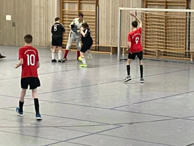 Spielszene: Kampf um den Ball, zwei Spieler der EWS stehen einschussbereit vor dem Tor  (Bild vergr&ouml;&szlig;ern)