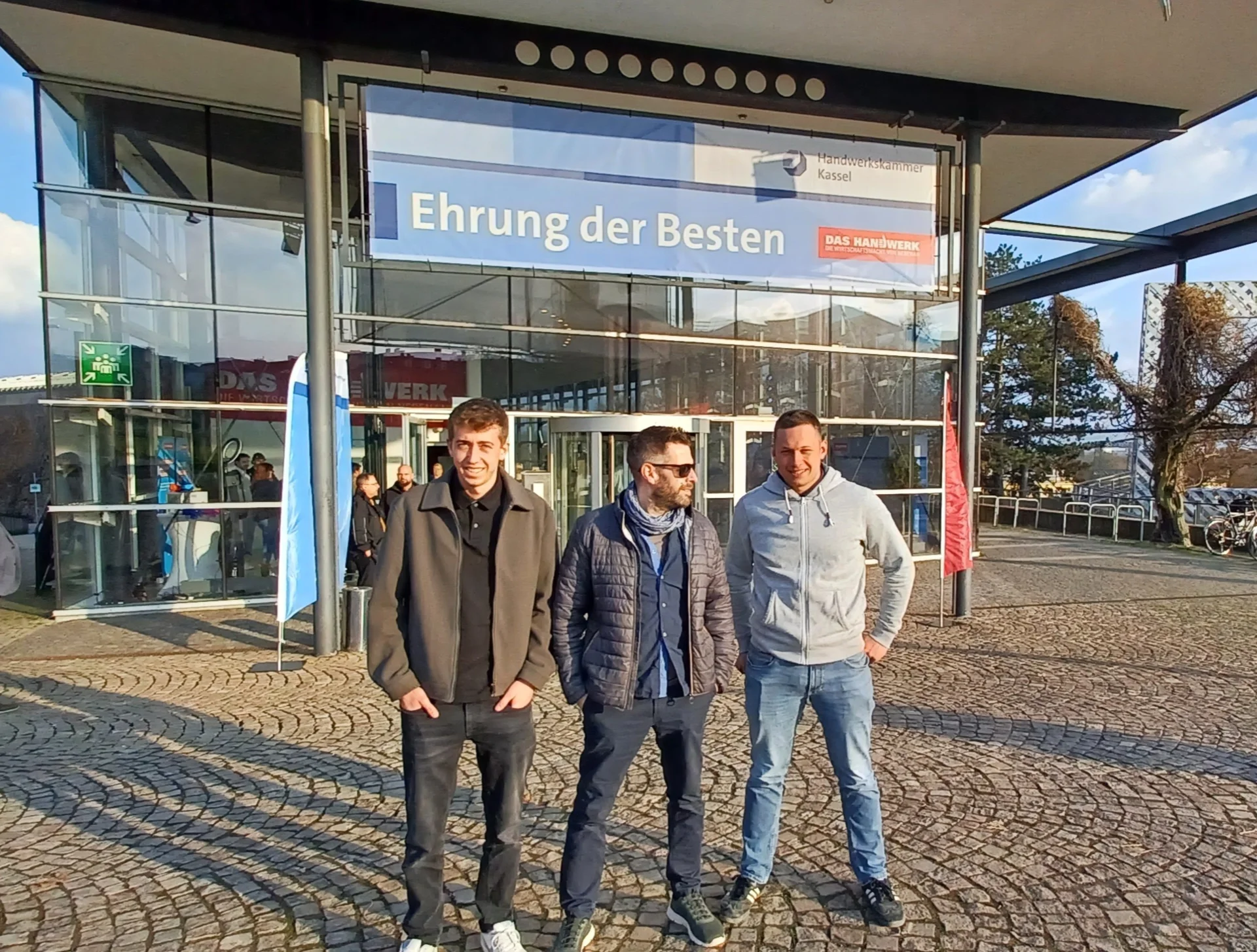 Bild: Von links nach rechts: Nils Herfert (Dilling Baugesellschaft); OStR Steffen Dyroff; Florian Baumgarten (Dilling Baugesellschaft)