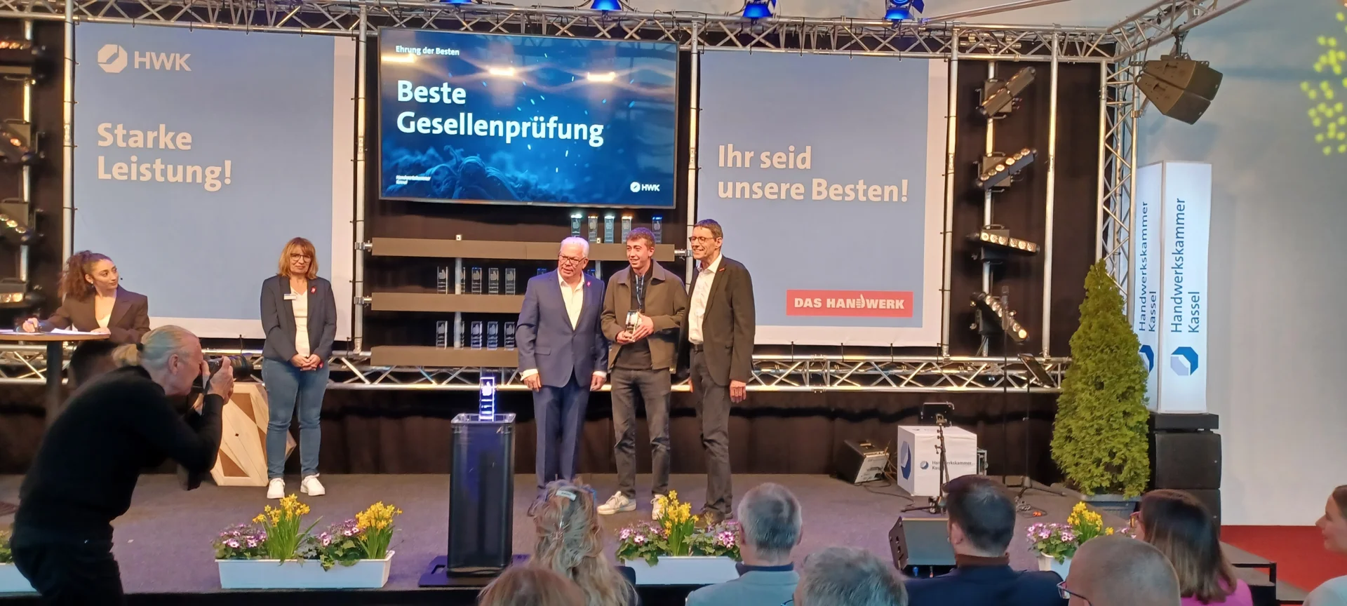 Bild: Von links nach rechts: Rolph Limbacher (Vizepräsident der Handwerkskammer Kassel); Florian Baumgarten (Dilling Baugesellschaft); Jürgen Müller (Hauptgeschäftsführer der Handwerkskammer Kassel)