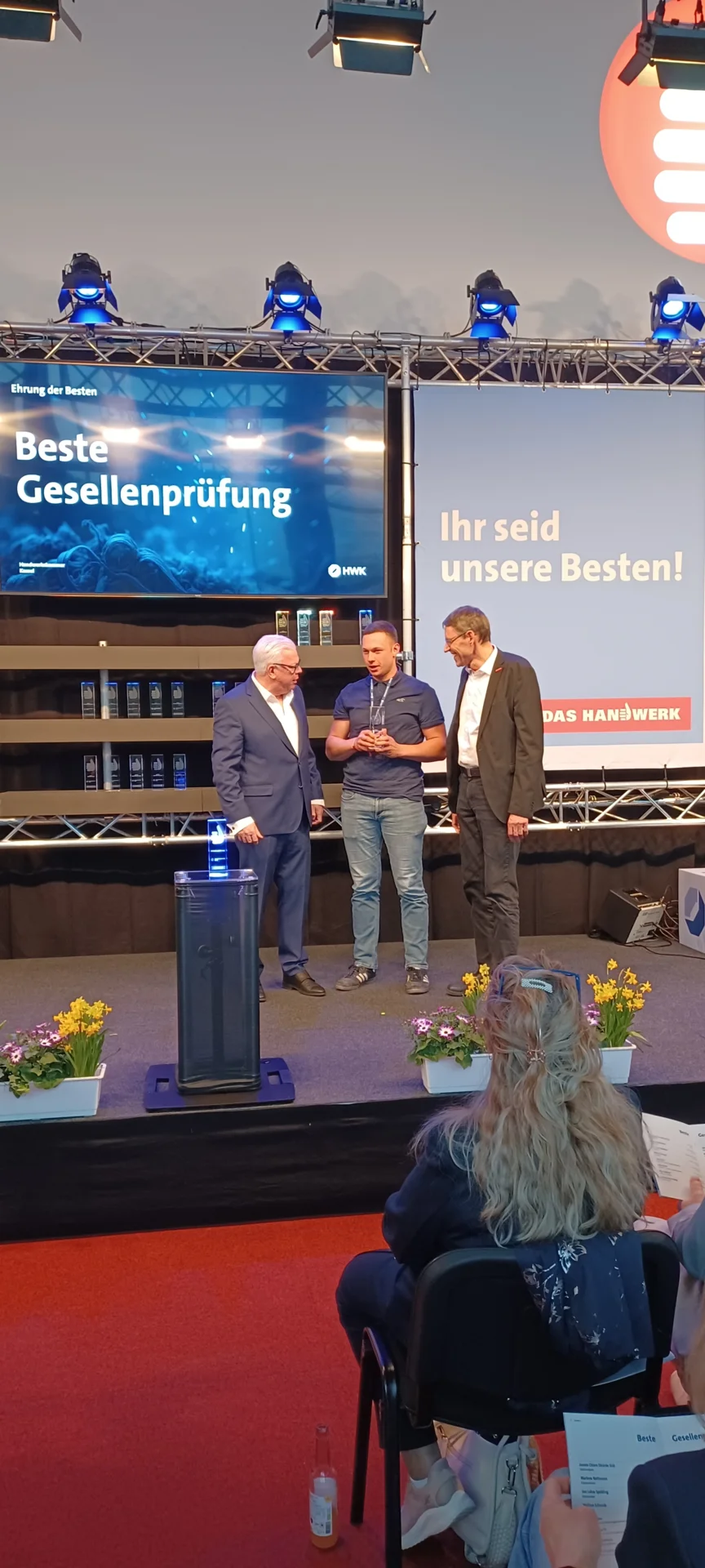 Bild: Von links nach rechts: Rolph Limbacher (Vizepräsident der Handwerkskammer Kassel); Florian Baumgarten (Dilling Baugesellschaft); Jürgen Müller (Hauptgeschäftsführer der Handwerkskammer Kassel)