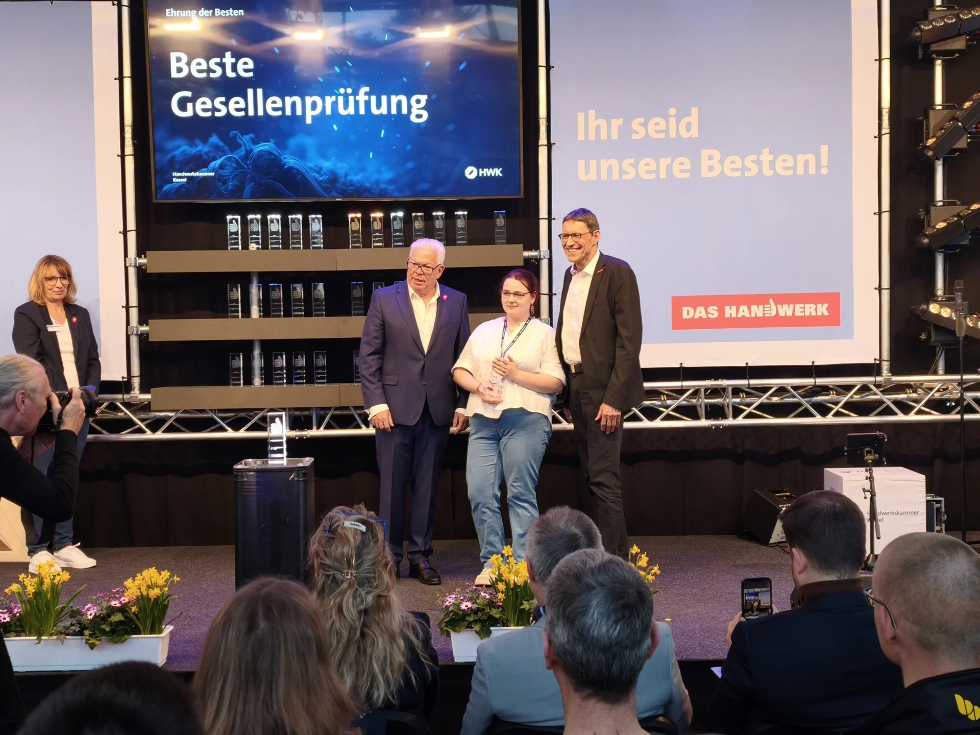 Bild: Von links nach rechts: Rolph Limbacher (Vizepräsident der Handwerkskammer Kassel); Jasmin Sick (Diehl Elektrotechnik GmbH); Jürgen Müller (Hauptgeschäftsführer der Handwerkskammer Kassel)