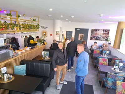 Hier in Eingangsbereich und im Bistro  (Bild vergr&ouml;&szlig;ern)