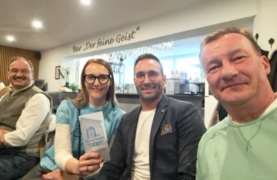 In der Mitte Chefin Andrea und Chef Armin Hartmann  (Bild vergr&ouml;&szlig;ern)