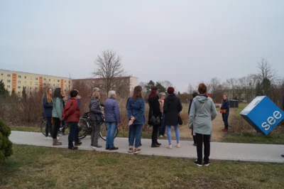 Am Garten der Kinder - hier werden Gie&szlig;paten f&uuml;r die Obstb&auml;ume gesucht  (Bild vergr&ouml;&szlig;ern)