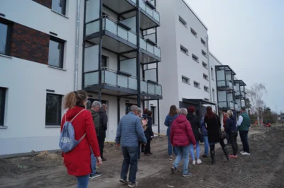 Auf der R&uuml;ckseite werden noch Terassen angebaut. Es gibt bei der KWG eine Vormerkliste f&uuml;r Interessenten an den Wohnungen.  (Bild vergr&ouml;&szlig;ern)
