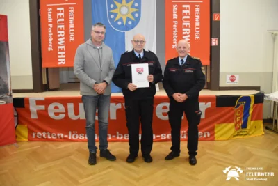 Foto des Albums: hohe Ehre für Uwe Schleich mit einem Eintrag in das Goldene Buch der Stadt