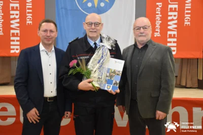 Foto des Albums: hohe Ehre für Uwe Schleich mit einem Eintrag in das Goldene Buch der Stadt