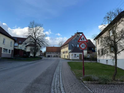 Neues 30er Schild Ortsdurchfahrt Richtung Eschach  (Bild vergr&ouml;&szlig;ern)