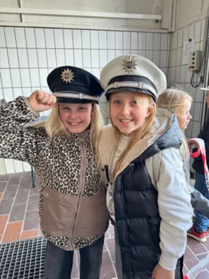 Polizeianw&auml;rterinnen  (Bild vergr&ouml;&szlig;ern)