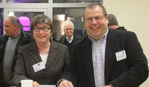 Bild: Zufriedene Gesichter auf der Spätschicht  Schulleiterin Juliane Brüggemann und Detlef Dittrich, Ansprechpartner für das Berufsgrundschuljahr am BK Ostvest, freuten sich über den Andrang im Forum.