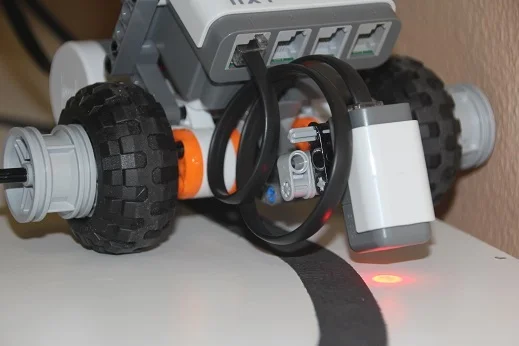 Bild: Knapp vorbei... ... aber nie daneben: Dieser von Schülern programmierte Roboter folgte selbstständig einer Linie auf dem Modelltisch.