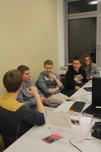 Bild: (Nach der erfolgreichen) Installation mit technischem Unterrichtsmaterial Stets entspannt: Schüler der Berufsfachschule für Elektrotechnik