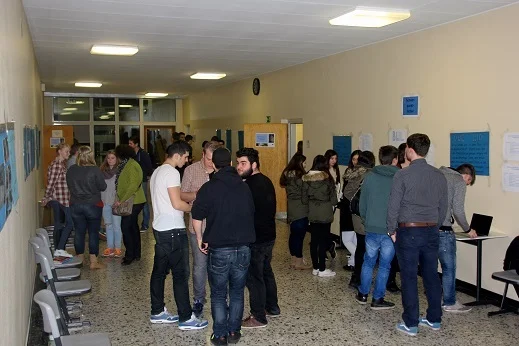 Bild: Reger Andrang bei der Präsentation des Beruflichen Gymnasiums für Wirtschaft und Verwaltung Die Schülerinnen und Schüler der Stufe 12 stellten ihren Bildungsgang vor.