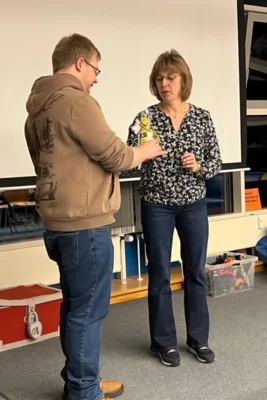 Als Dank ein Glas Honig von unserer Vorsitzenden Monika Schr&ouml;der  (Bild vergr&ouml;&szlig;ern)