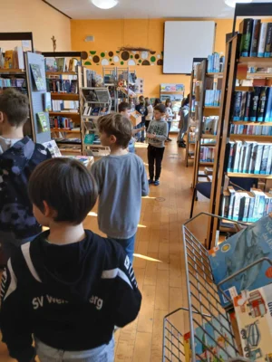 Foto des Albums: Besuch in der Gemeindebücherei