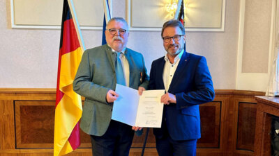Hans Helmut D&ouml;bell erh&auml;lt die Verdienstmedaille des Landes RLP (Foto: SGD Nord / Christiane Gander)  (Bild vergr&ouml;&szlig;ern)
