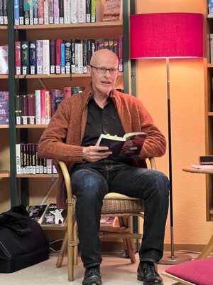 Der Autor Klaus Schneider lie&szlig;t in der B&uuml;cherei  (Bild vergr&ouml;&szlig;ern)