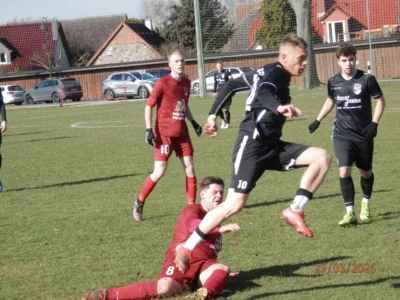 Hannes Brandenburg wie man ihn kennt, im Vollsprint am, &uuml;ber den Gegner, vorbei! Im Hintergrund bewegte Gesichter beim Gegner (rot Nr.10 SV Torj&auml;ger Hannes-Paul Kallmeier) und Mitspieler Jan Koppenhagen (r.). 