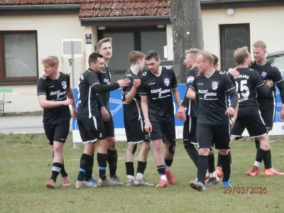 Jubel beim FC Seenland. Gerade hatte Myron Reinberger (ganz rechts) per Strafsto&szlig; sp&auml;t in der Nachspielzeit zum entscheidenden zweiten Tor getroffen. 