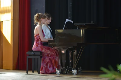 Finnja Zahl & Leona H&uuml;rter am Klavier 