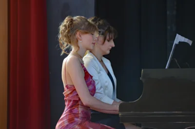 Finnja Zahl & Leona H&uuml;rter am Klavier 