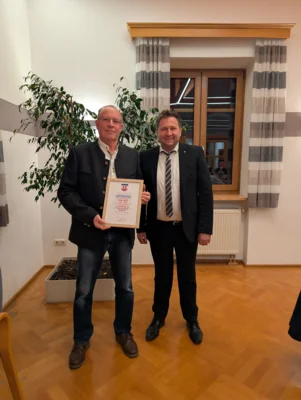 B&uuml;rgermeister Andreas Eckl (r.) verabschiedete Josef Haas bei der Gemeinderatssitzung nun endg&uuml;ltig in den Ruhestand.  (Bild vergr&ouml;&szlig;ern)