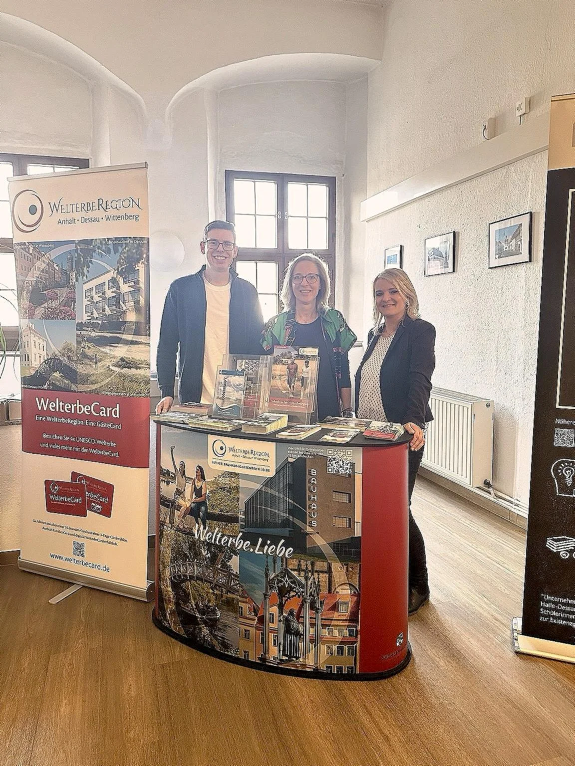 Bild: Niklas Haake (links) und Anika Kinnemann (rechts) Tourismusverband der WelterbeRegion Anhalt-Dessau-Wittenberg e.V. und Heike Dorczok (Mitte) Bürgermeisterin der Stadt Bad Schmiedeberg