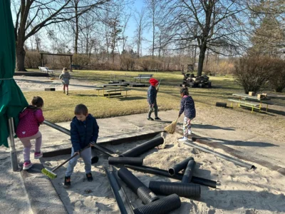 Sandkasten fegen  (Bild vergr&ouml;&szlig;ern)