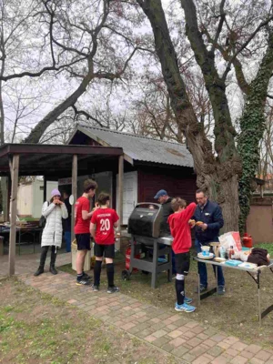 Vorschaubild: Mit tatkräftiger Unterstützung der u12 und deren Eltern wurde am Samstag Nachmittag gegrillt und Kuchen gegessen.