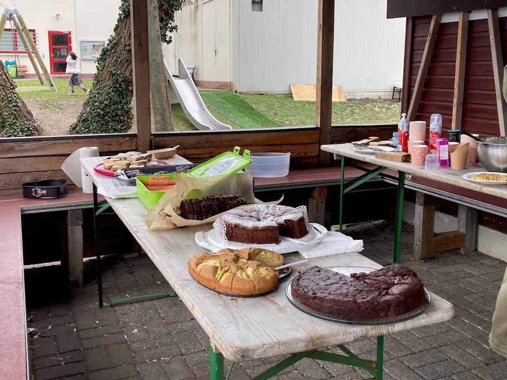 Bild: Mit tatkräftiger Unterstützung der u12 und deren Eltern wurde am Samstag Nachmittag gegrillt und Kuchen gegessen.
