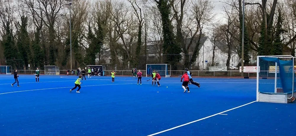 Bild: Höhepunkt war dann zum Abschluss ein Großfeldspiel mit allen anwesenden Hockeykindern unter der Leitung von Tim.