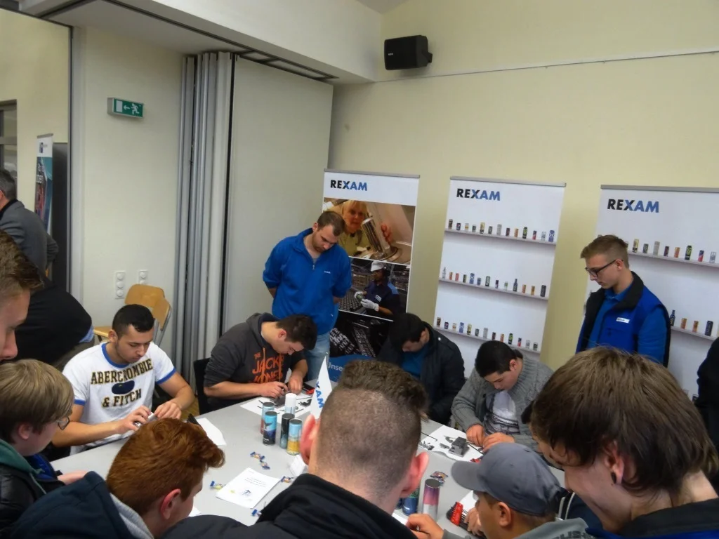 Bild: Ran an die Technik: Azubis leiten Schüler an