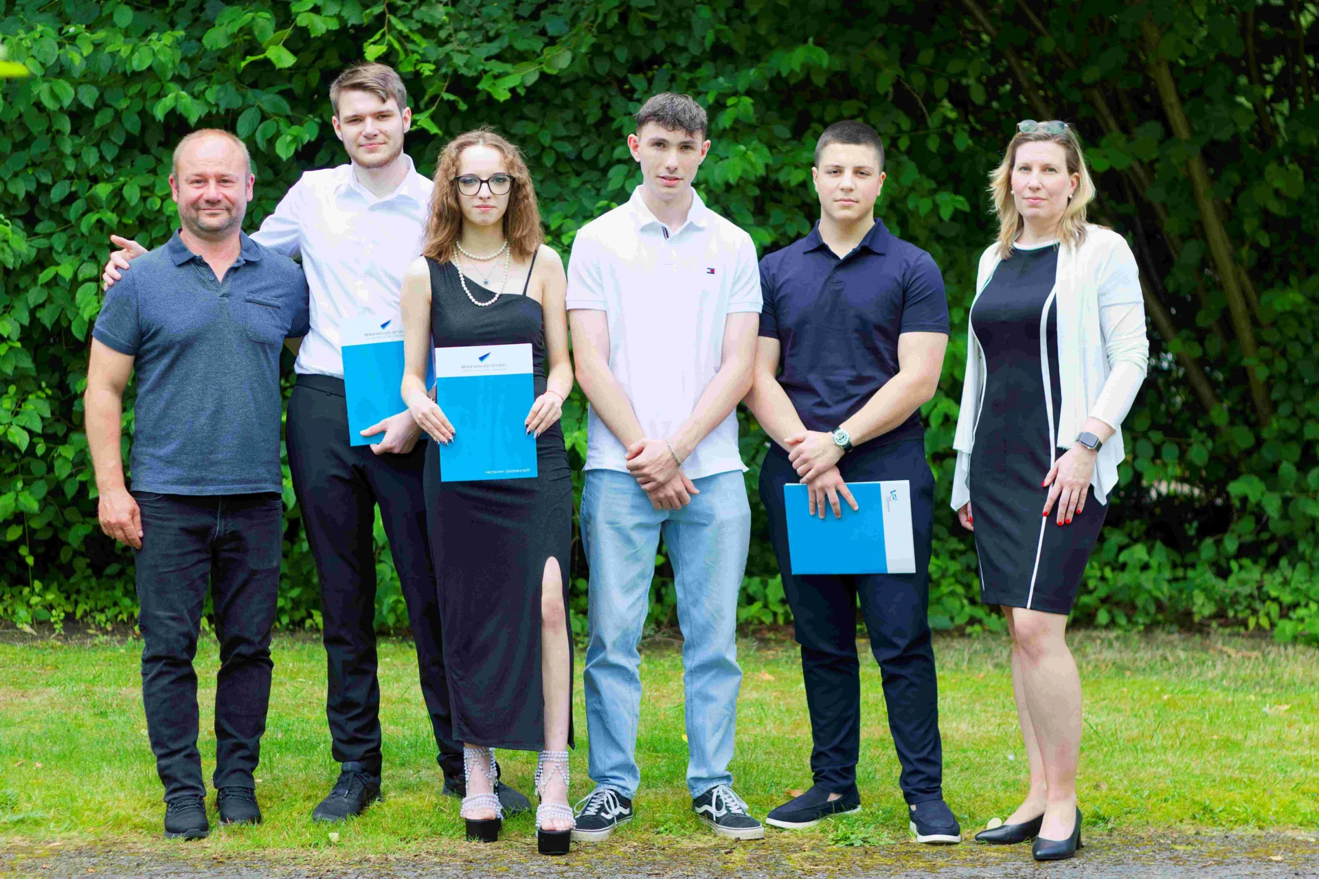 Bild: Unsere Absolvent*innen der Zweijährigen Berufsfachschule für Elektrotechnik: