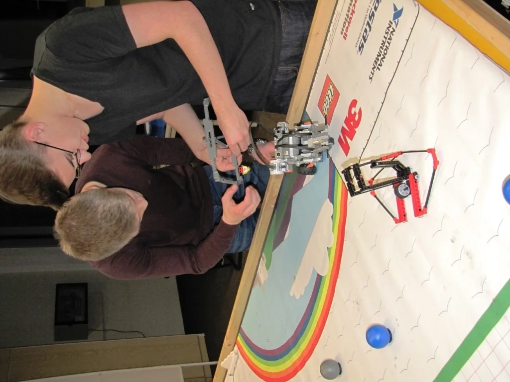Bild: Keine Spätschicht ohne Lego-Roboter! In diesem Jahr hat er Fußball gespielt.