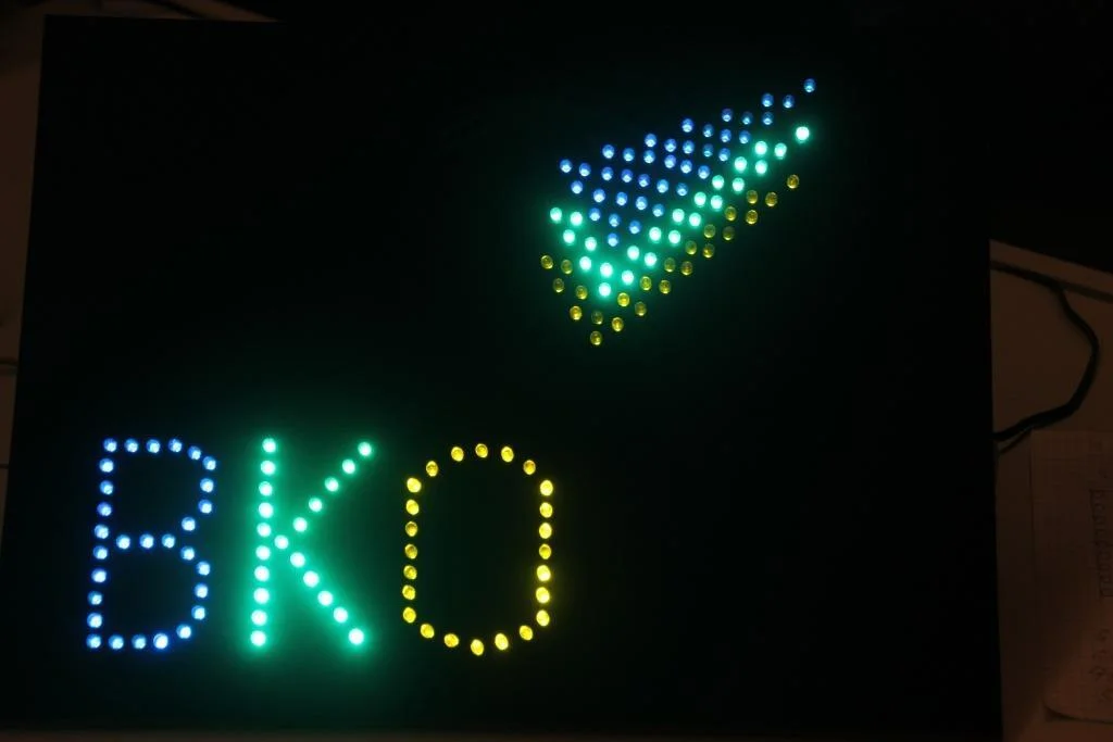 Bild: Unser Logo in Schulfarben - geplant, designt und vor allem verkabelt von Schülerinnen und Schülern der Höheren Berufsfachschule für Elektrotechnik.