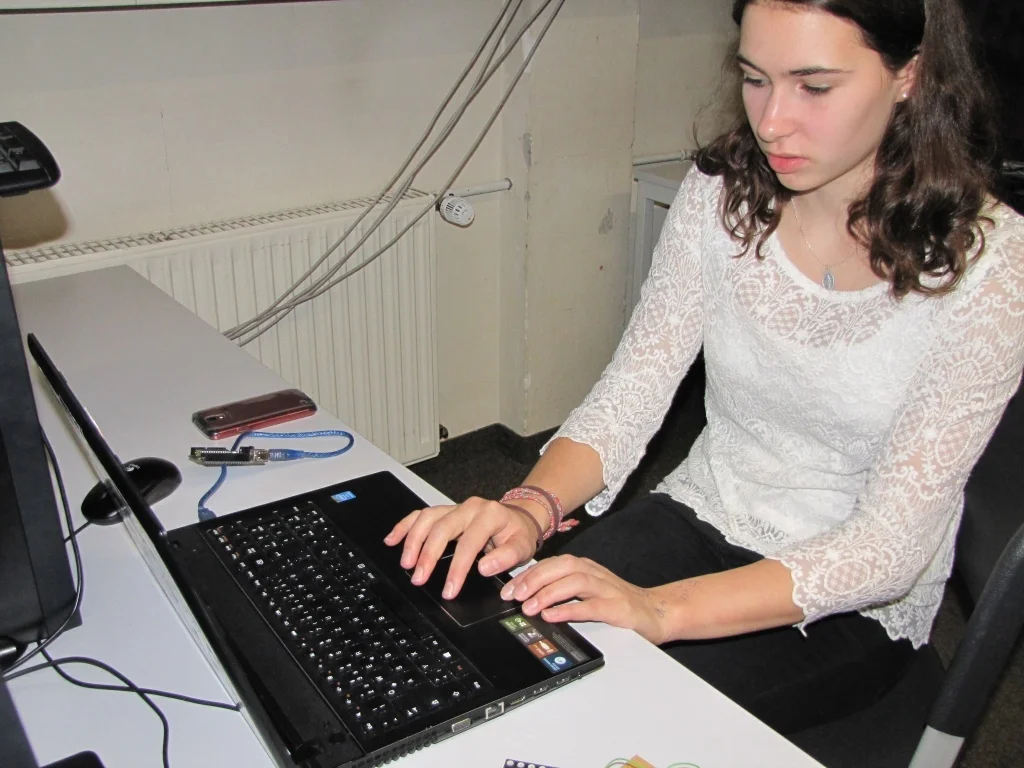 Bild: Programmieren mit Java - hier eine Schülerin des Beruflichen Gymnasiums für Informatik