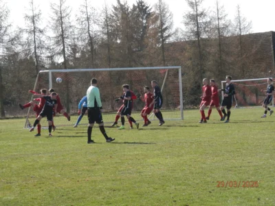 Wie zuletzt beim Spiel in Rogeez, ist auch gegen L&uuml;bz eine kampfbetonte, einsatzwillige Partie zu erwarten. Warin, hier in schwarz, mit viel Druck im gegnerischen Strafraum. 