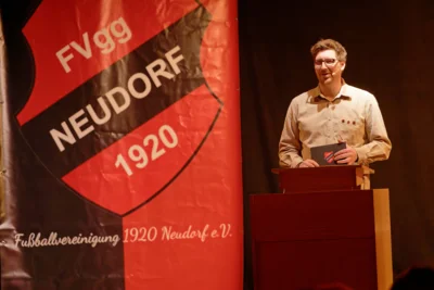 Moderator Tobias K&ouml;hler  (Bild vergr&ouml;&szlig;ern)