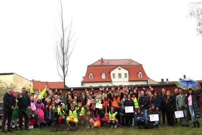 Zum Abschluss gibt es jedes Jahr ein Gruppenfoto mit dem Abi-Jahrgang, den Sponsoren und den G&auml;sten.  (Bild vergr&ouml;&szlig;ern)