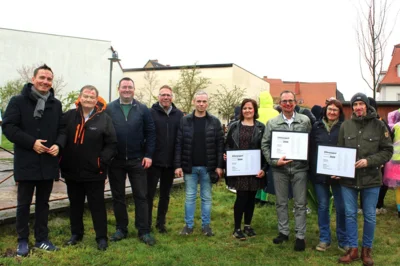 Bedankt wurde sich vor allem bei den G&auml;sten und Sponsoren (v.l.n.r.: Landtagsabgeordneter Sven Czekalla, Schulleiter Ralf Walzebok, B&uuml;rgermeister Andreas Nette, Gesch&auml;ftsf&uuml;hrer der Wohnungsbaugesellschaft Querfurt Daniel Baumgarten, Eheleute Koch f&uuml;r die B&auml;ckerei Jana Koch, Steffen Enke, Ehepaar Wichmann f&uuml;r die Pflegedienst Querfurt GmbH),  (Bild vergr&ouml;&szlig;ern)