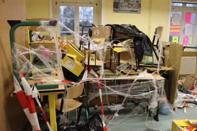 So kamen erstmals auch die G&auml;ste dazu, das Chaos, das traditionell vom Abi-Jahrgang f&uuml;r die j&uuml;ngeren Sch&uuml;ler gestiftet wird, zu bestaunen.  (Bild vergr&ouml;&szlig;ern)