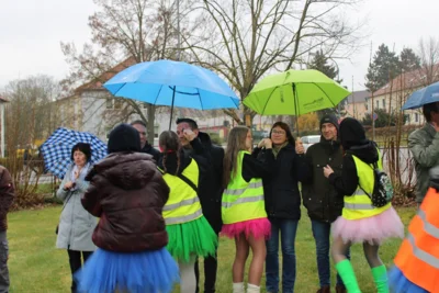 Auch die G&auml;ste und Sponsoren kamen um die Bemalung nicht herum.  (Bild vergr&ouml;&szlig;ern)