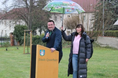 Der Begriff Schirmherr und Schirmherrin bekam in diesem Jahr eine ganz besondere Bedeutung. So war die Organisatorin der Baumpflanzung, Annett Knuhr, die Schirmherrin f&uuml;r B&uuml;rgermeister Andreas Nette...  (Bild vergr&ouml;&szlig;ern)