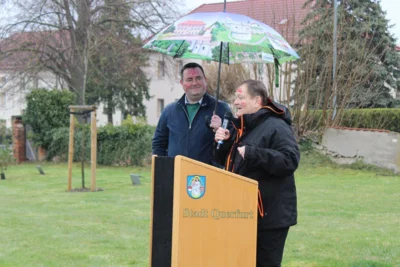 B&uuml;rgermeister Andreas Nette der Schirmherr f&uuml;r den Schulleiter Ralf Walzebok..  (Bild vergr&ouml;&szlig;ern)