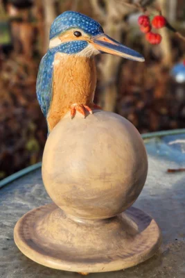 Chris v. Boxberg, &bdquo;Eisvogel&rdquo;, Keramik, 2025  (Bild vergr&ouml;&szlig;ern)