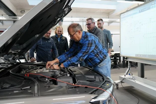 Bild: Auto oder hochvernetzter, fahrender Computer? Die Modernisierung des KFZ-Berufsschulunterrichts am BKO geht weiter. Die Kollegen aus der Kfz-Abteilung bilden sich weiter fort: Bildungsgangleiter Thomas Koepcke, Ulrich Hübner, Rainer Barz, Ralf Reinhardt und Christopher Hamann legen Hand am Schulungsfahrzeug an.