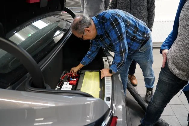 Bild: Auto oder hochvernetzter, fahrender Computer? Die Modernisierung des KFZ-Berufsschulunterrichts am BKO geht weiter.