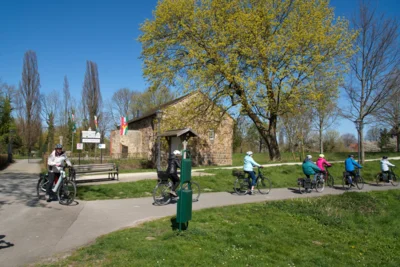 Vor Schloss Rodenberg  (Bild vergr&ouml;&szlig;ern)