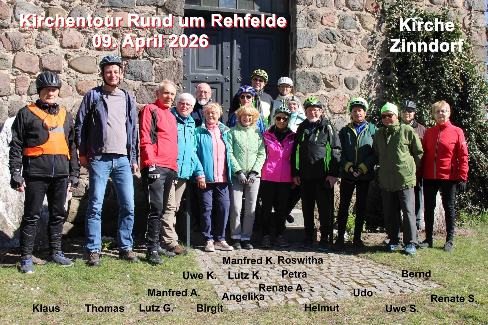 Bild: Gruppenfoto vor Kirche Zinndorf