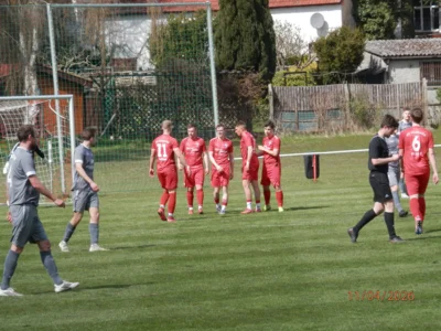 Abermals fr&uuml;her Torjubel bei den ,,Roten". Gerade hatte Jonas Bohnes (Bildmitte), daneben rechts die beiden Doppeltorsch&uuml;tzen Hannes Brandenburg und Jan Koppenhagen, den wichtigen 1:0 F&uuml;hrungstreffer erzielt. 